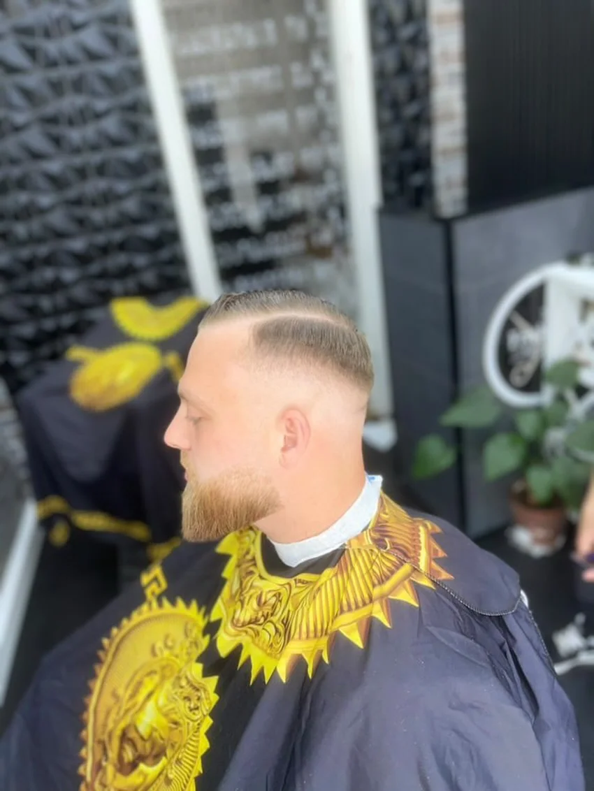 Klassisk herreklip med tydelig sideskilning og fade