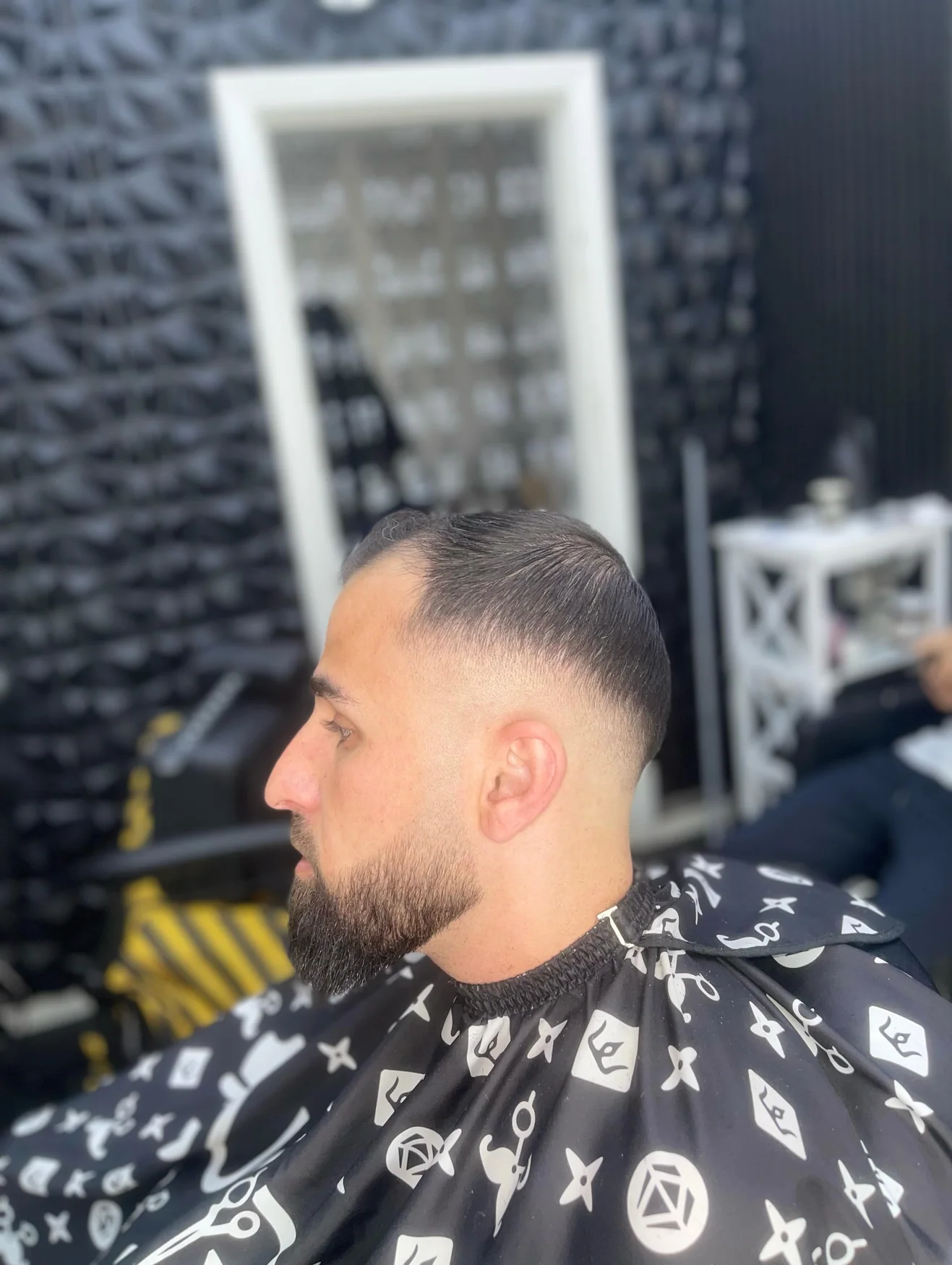 Skin fade og skarpt trimmet skæg hos Freshcuts Barbershop i Nørresundby
