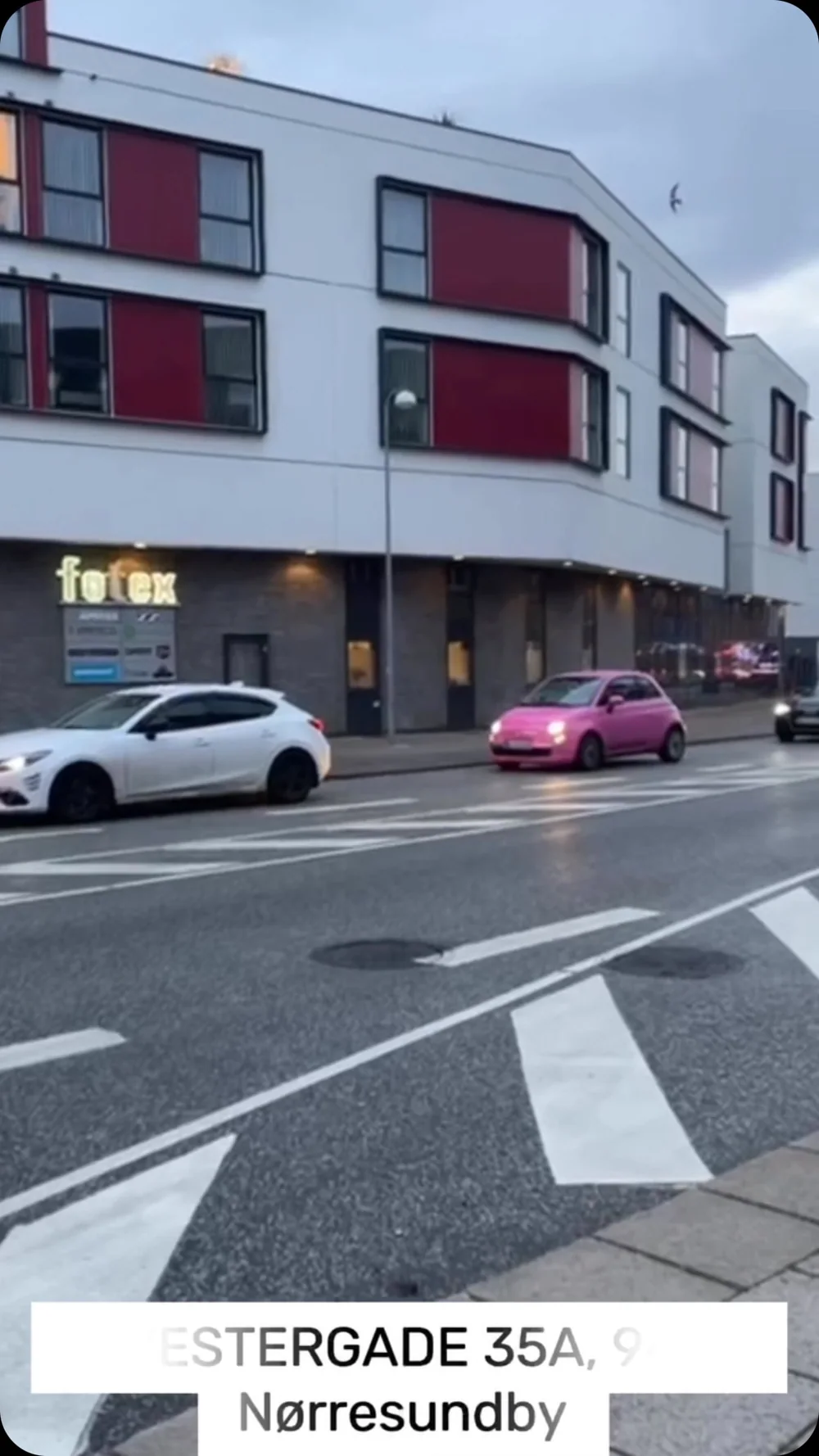 Gadebillede fra Vestergade i Nørresundby med adressen vist i billedet